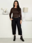 Pantaloni cu nasturi decorativi și curea