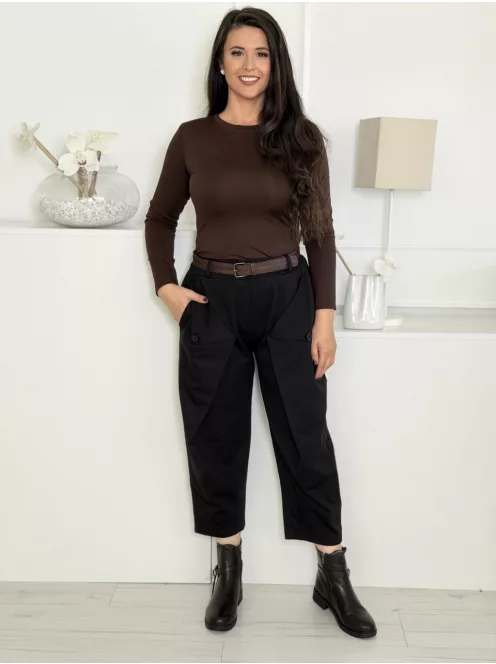 Pantaloni cu nasturi decorativi și curea