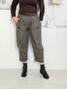 Pantaloni cu nasturi decorativi și curea
