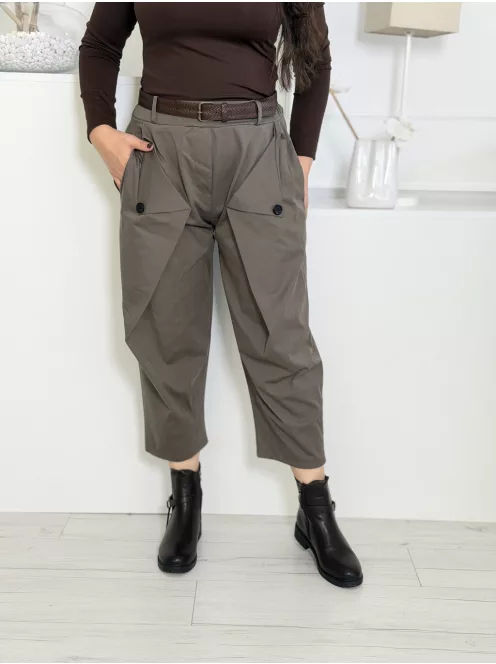 Pantaloni cu nasturi decorativi și curea