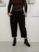 Pantaloni cu nasturi decorativi și curea