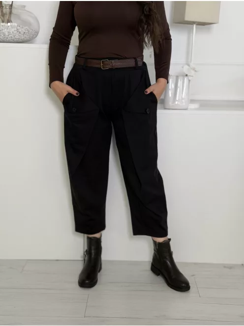Pantaloni cu nasturi decorativi și curea