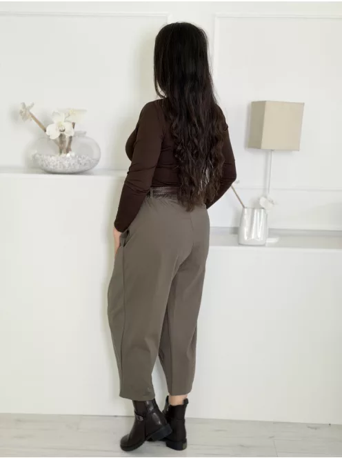 Pantaloni cu nasturi decorativi și curea