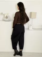 Pantaloni cu nasturi decorativi și curea