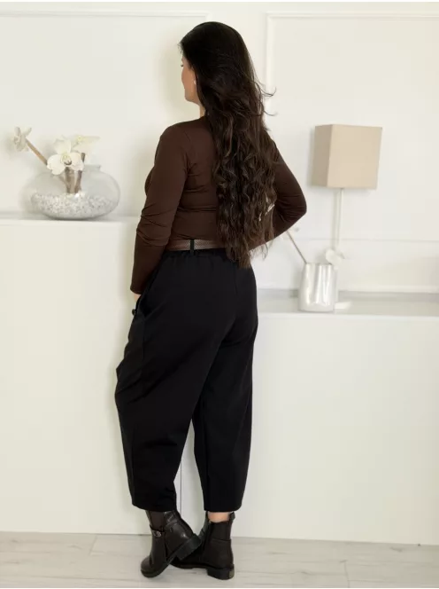 Pantaloni cu nasturi decorativi și curea